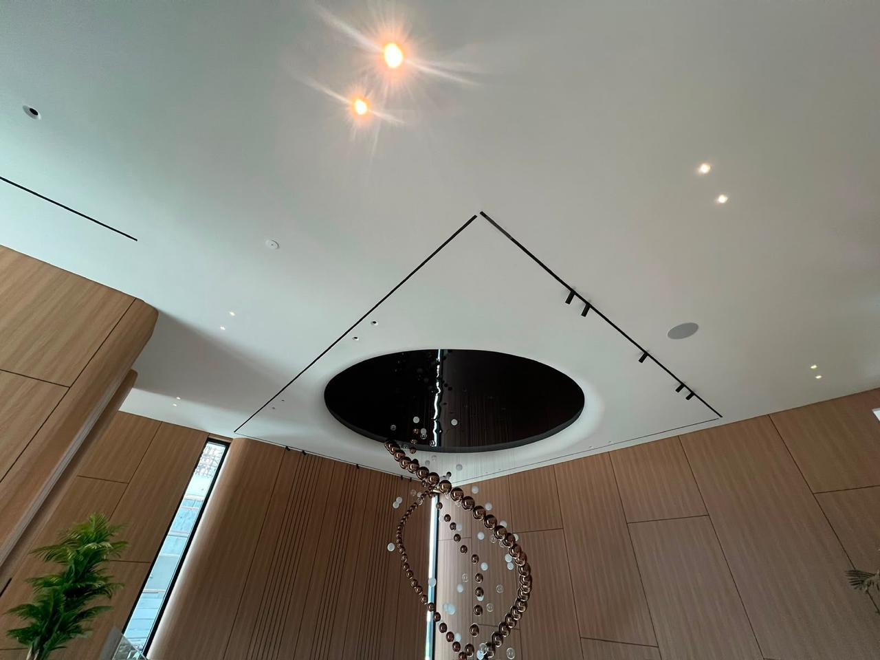 Geometric feature ceiling with integrated lighting